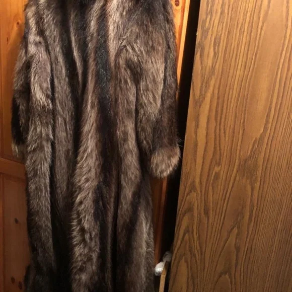 FUR COATS - Picture 8 of 9